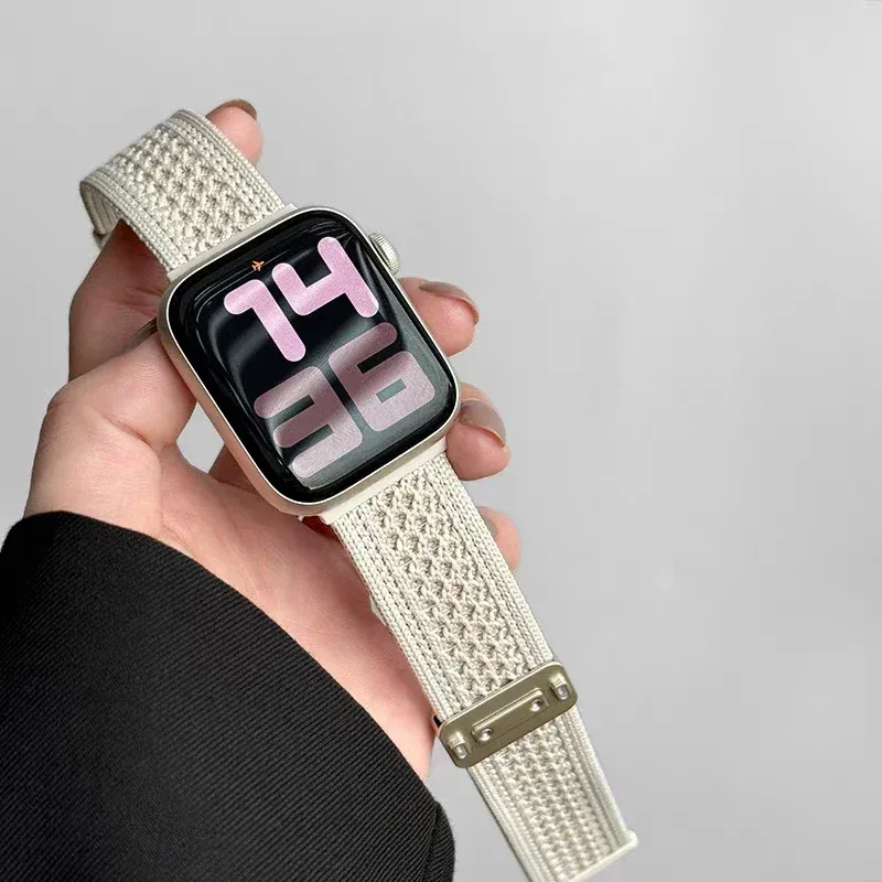Bracelet magnétique tressé pour Apple Watch 38 à 49 mm