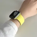 Bracelet silicone pour Apple Watch 38 à 49 mm série 11 SE – Couleur du bracelet 73 jaune citron