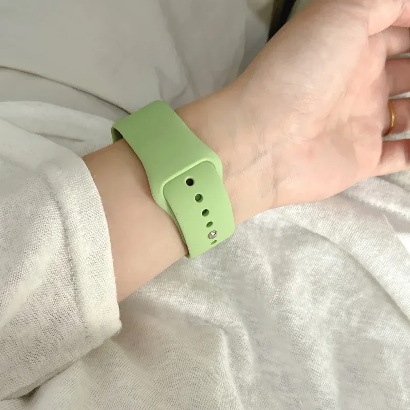 Bracelet silicone pour Apple Watch 38 à 49 mm série 11 SE