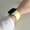 Bracelet silicone pour Apple Watch 38 à 49 mm série 11 SE – Couleur du bracelet jaune doux 51